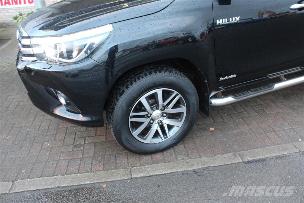 Toyota Hilux Пикапи