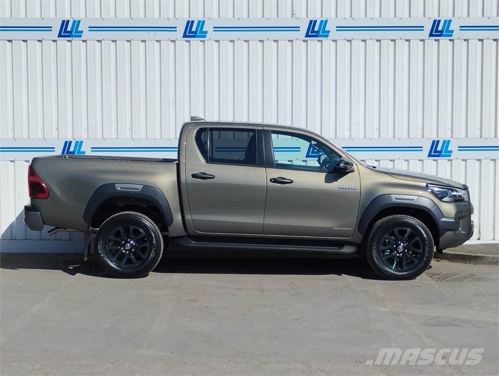 Toyota Invincible X Пикапи
