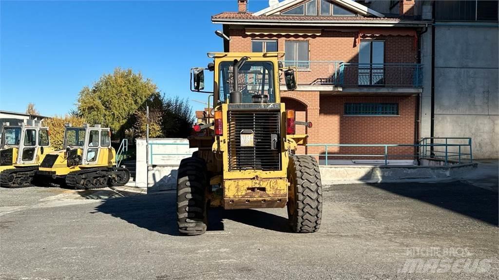 CAT 916 Колесни товарачи