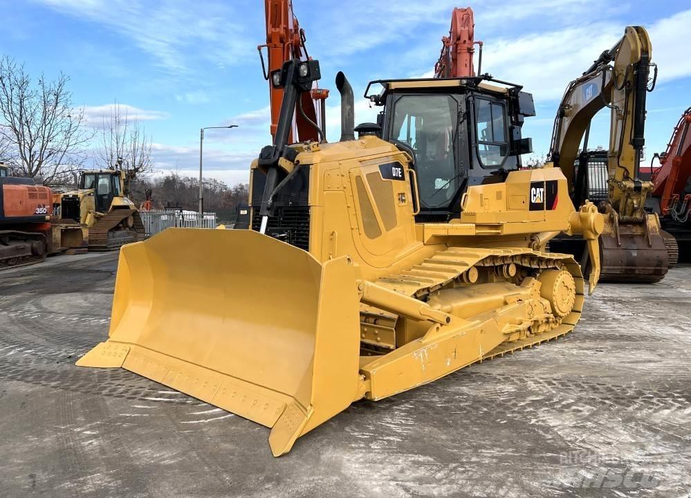 CAT D7E Верижни булдозери
