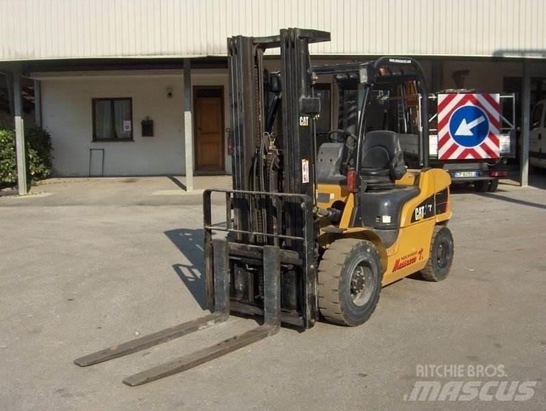 CAT DP30N Дизелови камиони