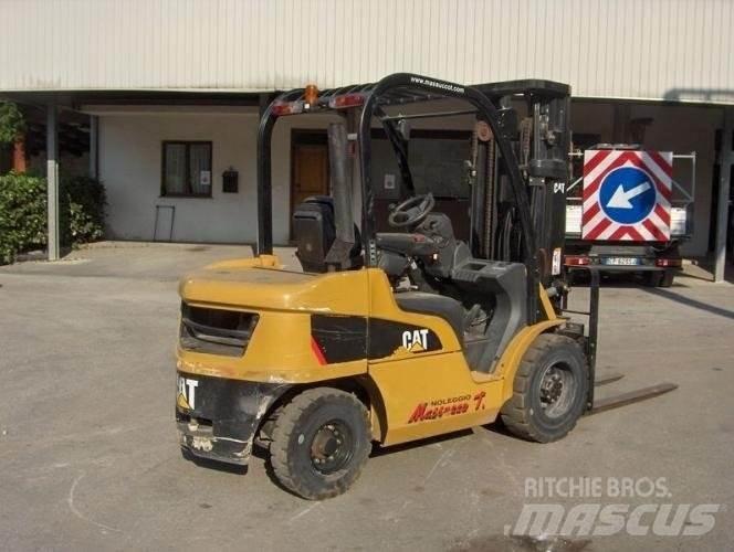 CAT DP30N Дизелови камиони