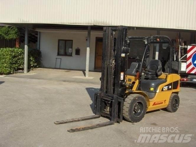 CAT DP30N Дизелови камиони