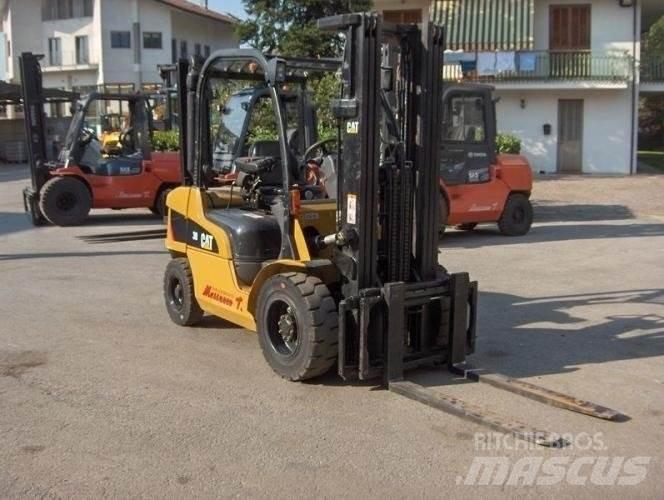 CAT DP30N Дизелови камиони