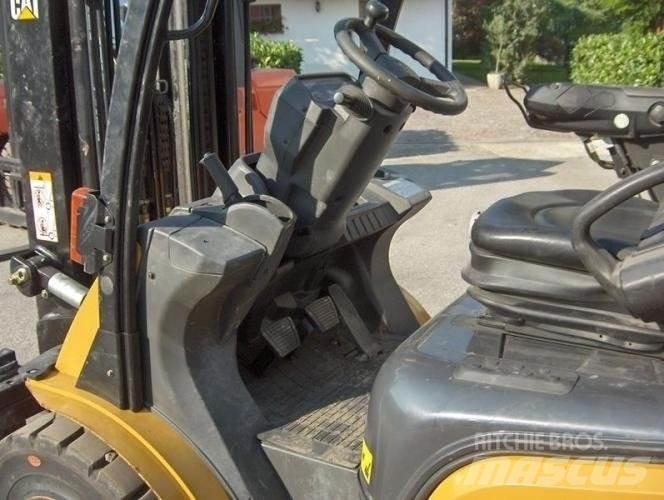 CAT DP30N Дизелови камиони