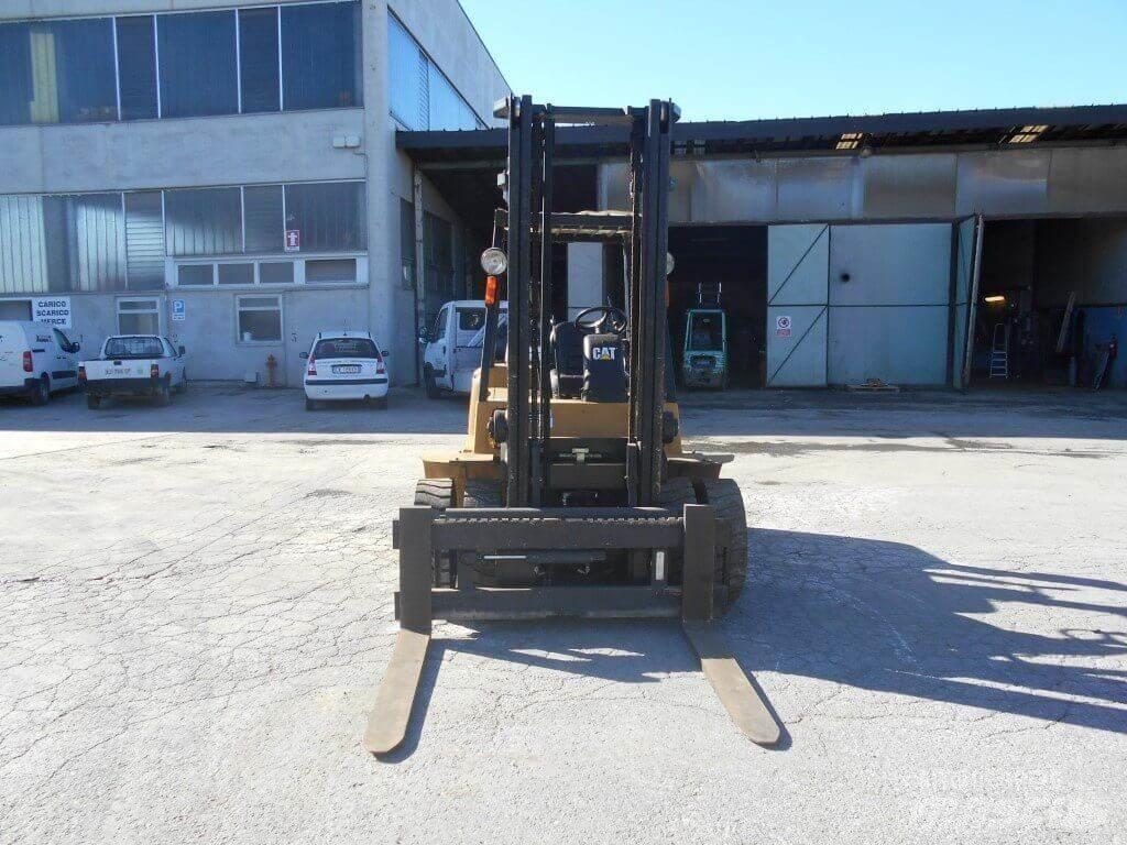CAT DP40KL Дизелови камиони