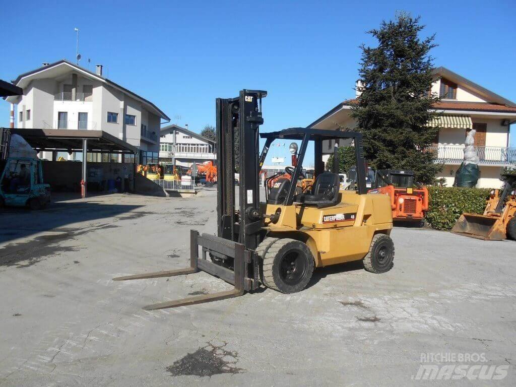 CAT DP40KL Дизелови камиони