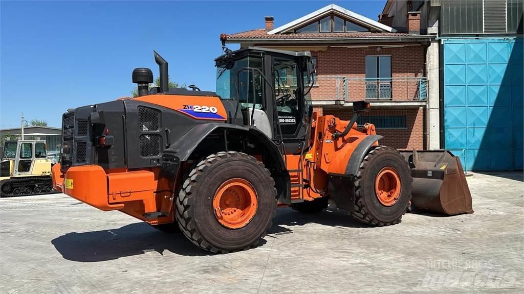 Hitachi ZW220-6 Колесни товарачи