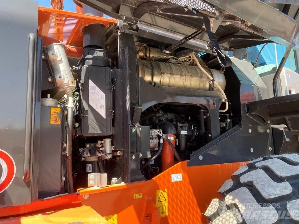 Hitachi ZW250-6 Колесни товарачи
