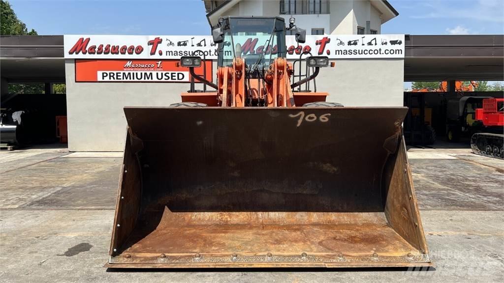Hitachi ZW330 Колесни товарачи