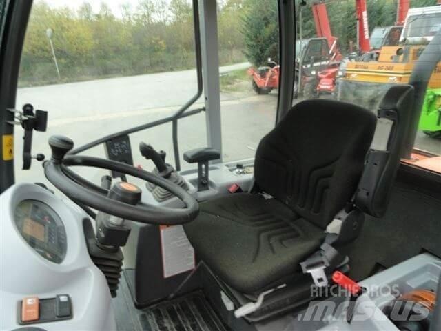 Hitachi ZW65 Колесни товарачи