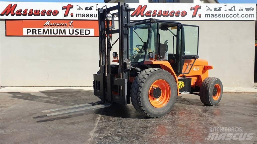 JCB 940 4x2 Камиони за херавни местности