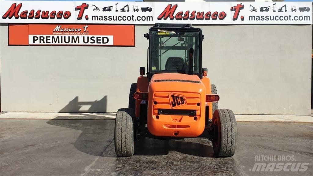 JCB 940 4x2 Камиони за херавни местности