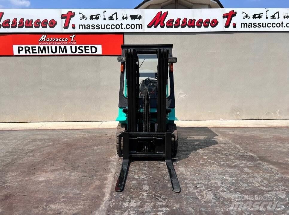 Mitsubishi FD25K Дизелови камиони