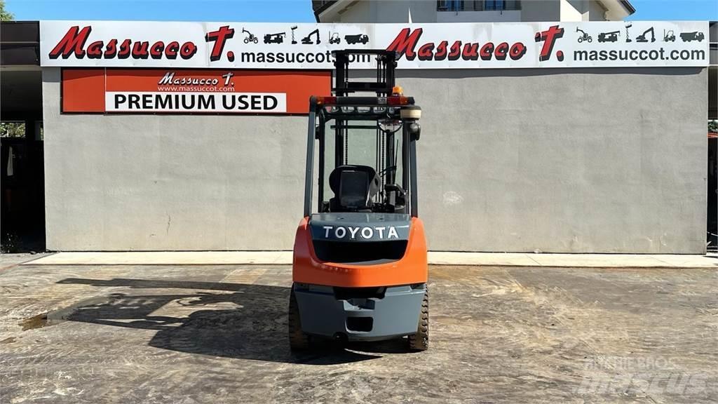 Toyota 02-8FDF30 Дизелови камиони
