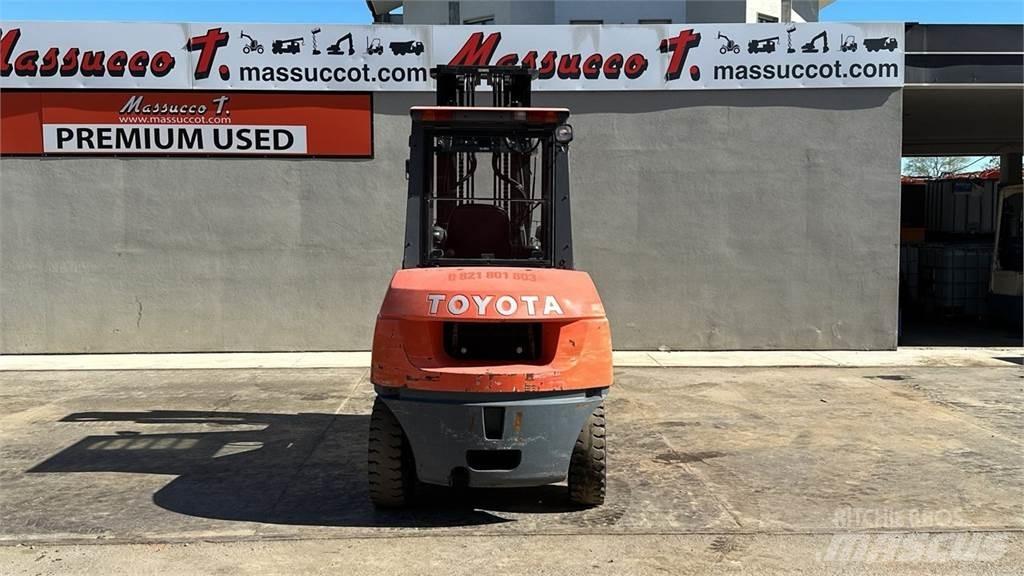 Toyota 42-7FDA50 Дизелови камиони