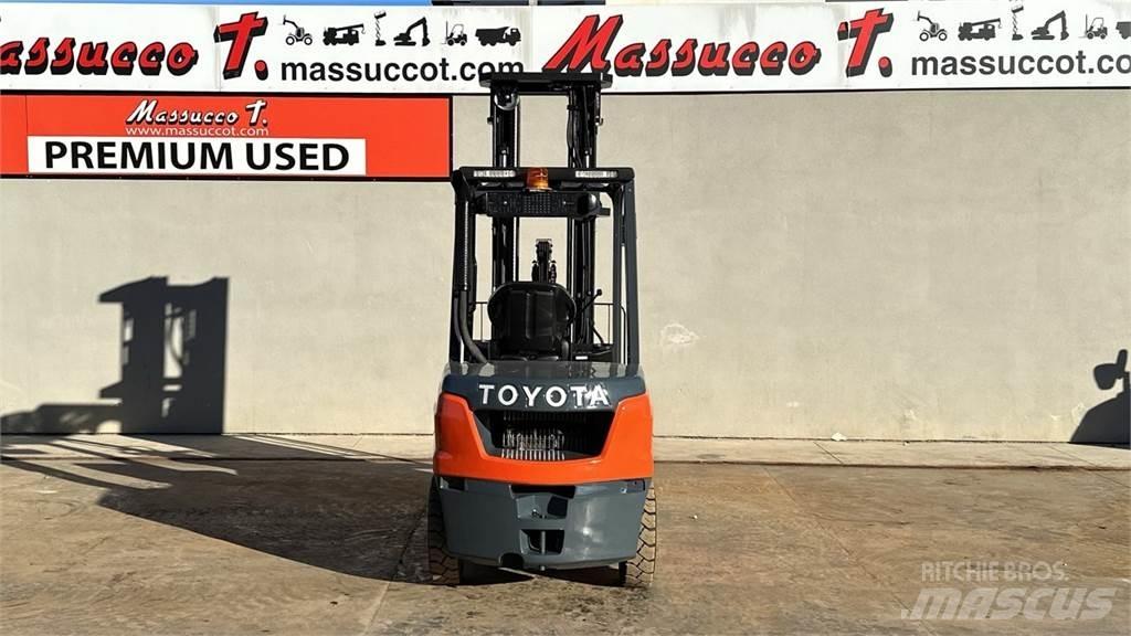 Toyota 52-8FDF30 Дизелови камиони
