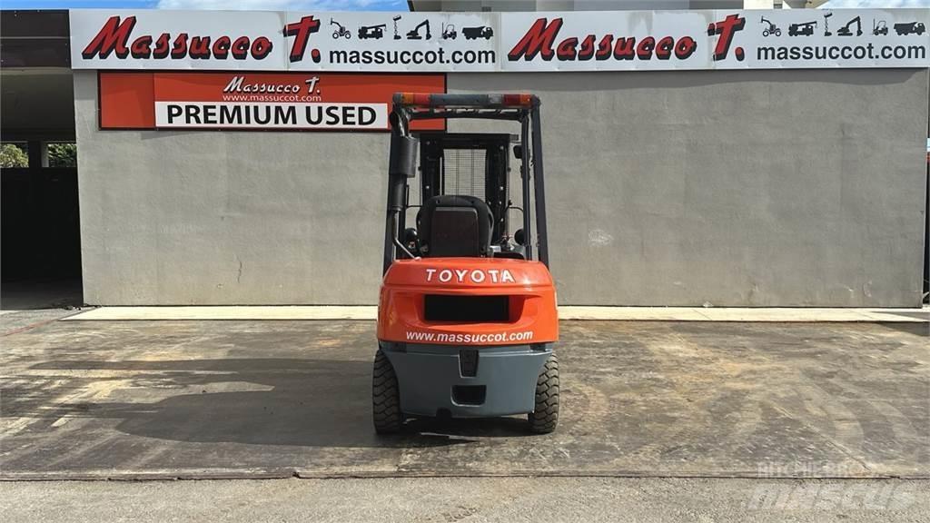 Toyota 62-7FDF25 Дизелови камиони