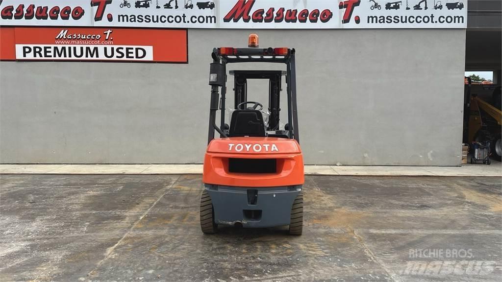 Toyota 62-7FDF25 Дизелови камиони