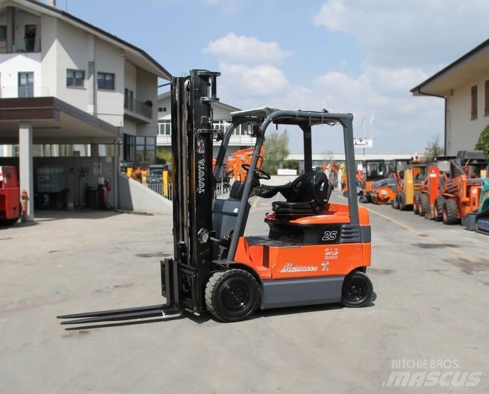 Toyota 7FBMF25 Електрически вилични кари-повдигачи