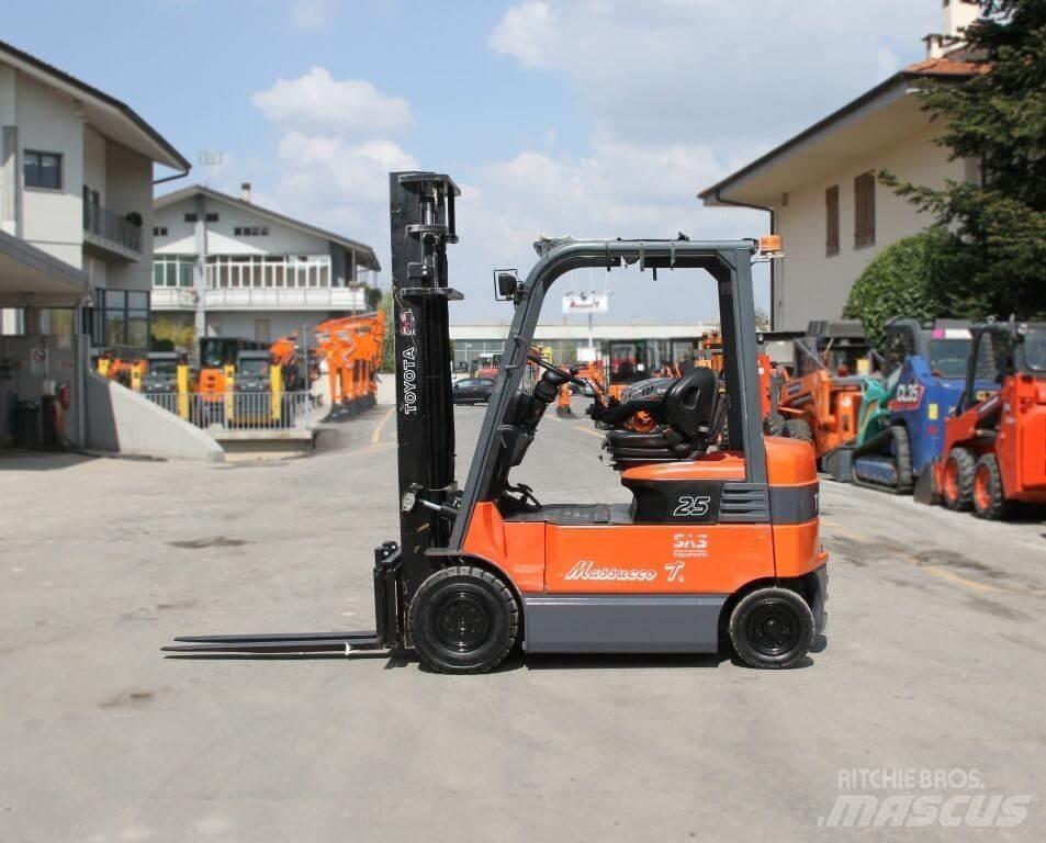Toyota 7FBMF25 Електрически вилични кари-повдигачи