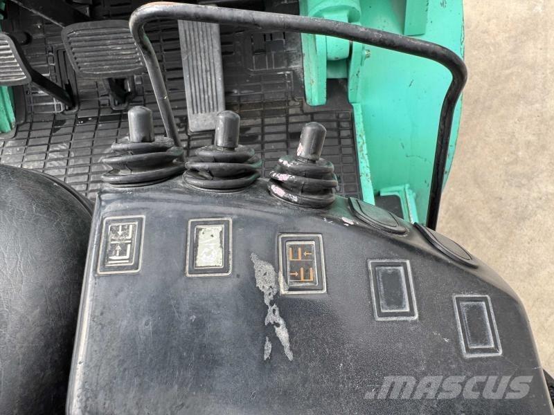 Mitsubishi FG30 Вилични кари-повдигачи - други
