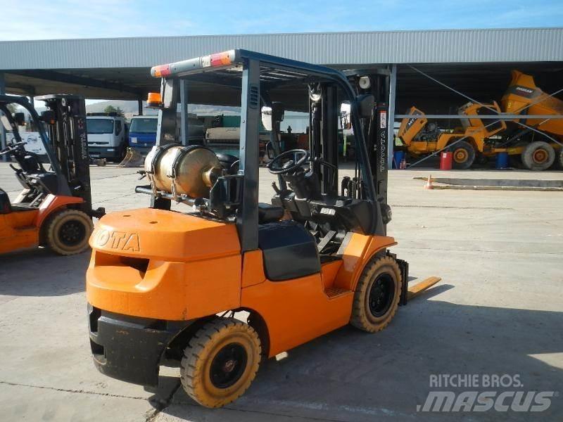 Toyota 7FG25 Вилични кари-повдигачи - други