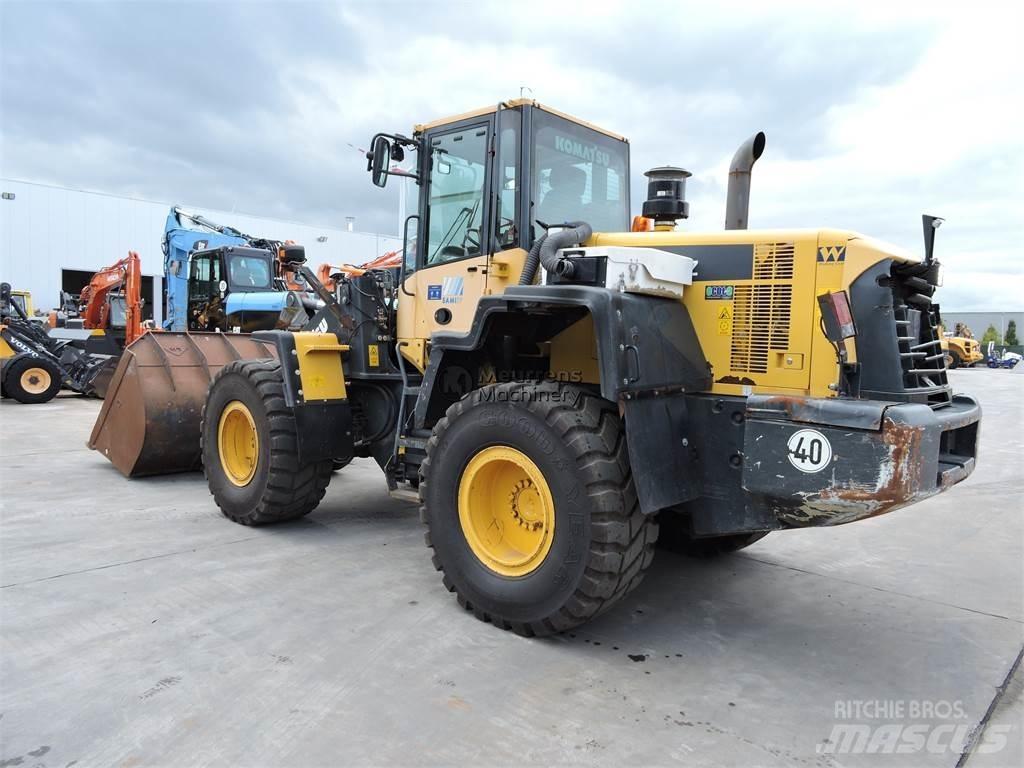 Komatsu WA320 Колесни товарачи