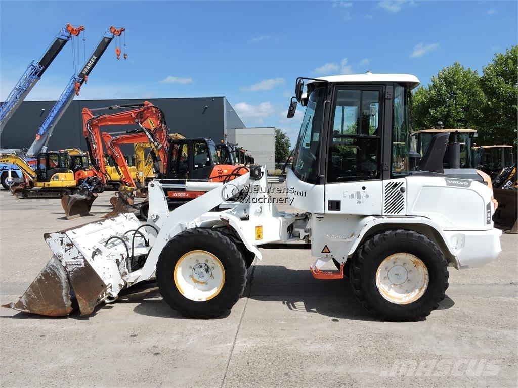 Volvo L30G + FORK Колесни товарачи