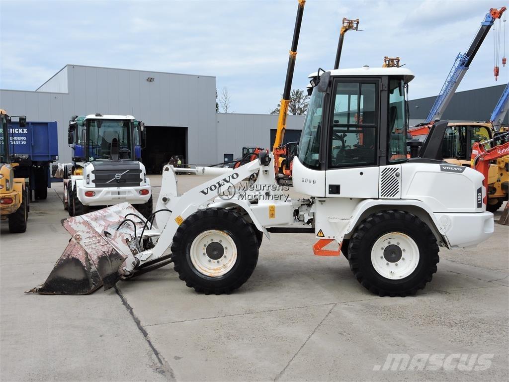 Volvo L30G + FORK Колесни товарачи