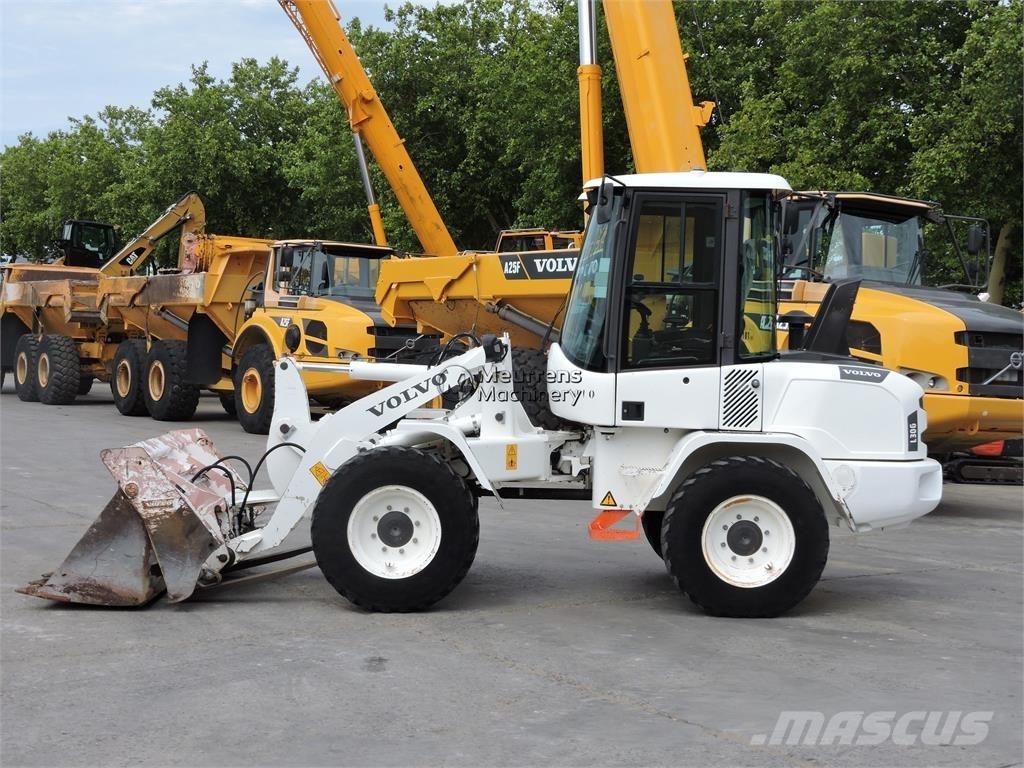 Volvo L30G + FORK Колесни товарачи