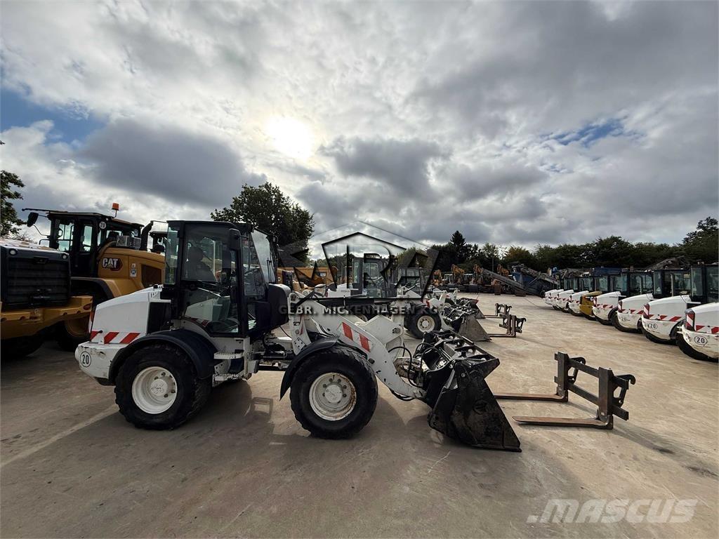 CAT 908M Колесни товарачи