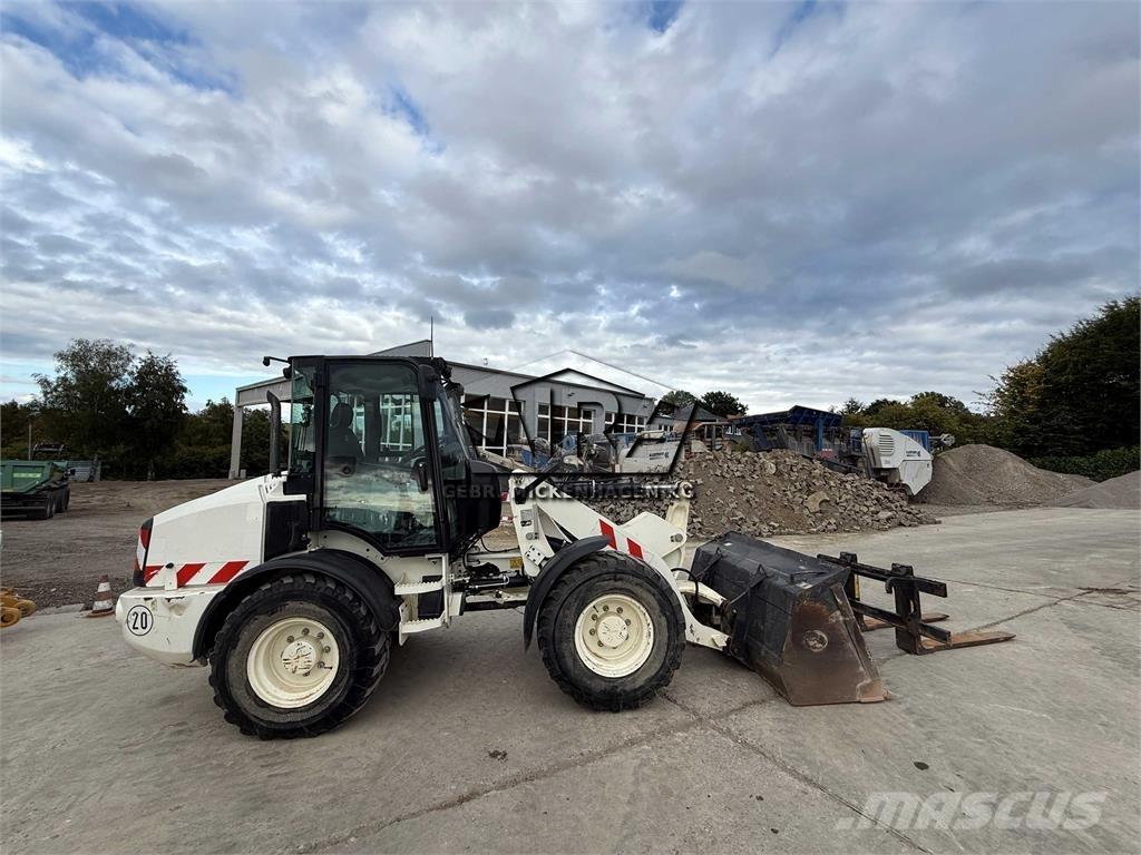 CAT 908M Колесни товарачи