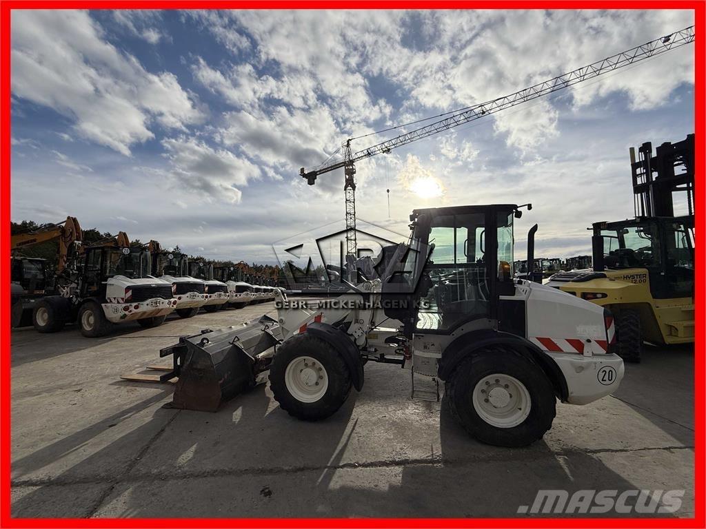 CAT 908M Колесни товарачи