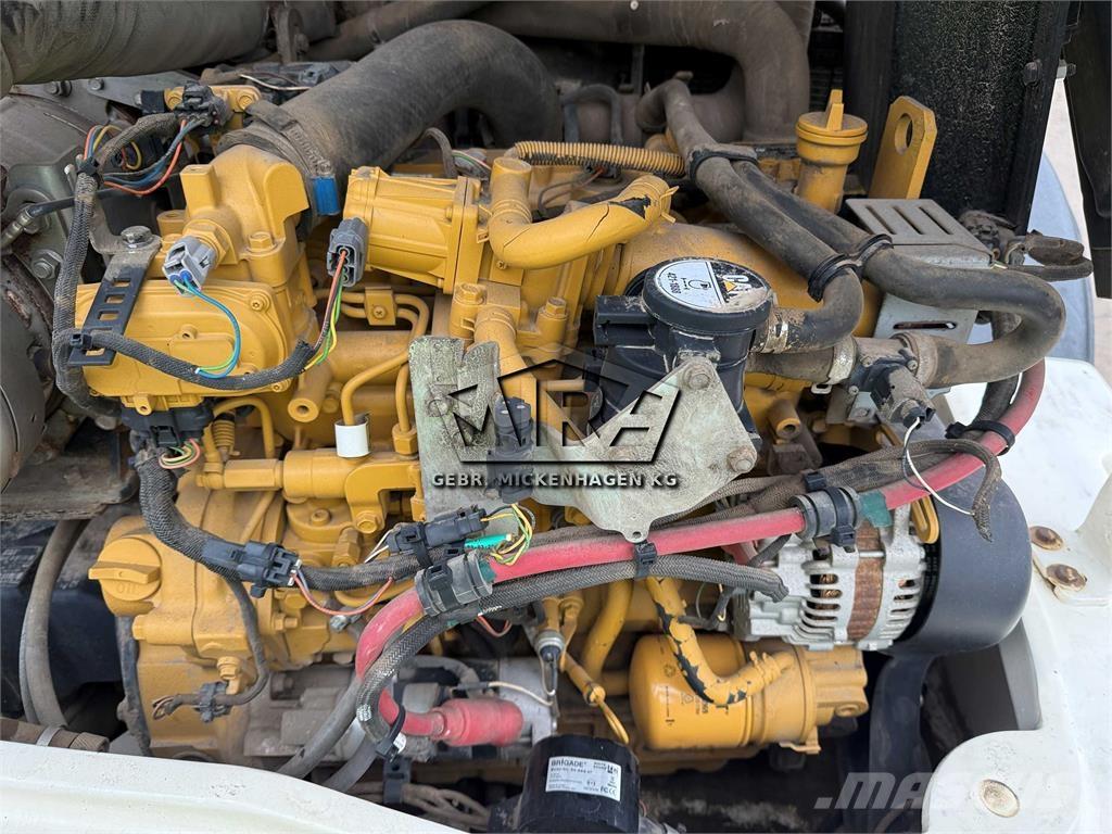 CAT 908M Колесни товарачи