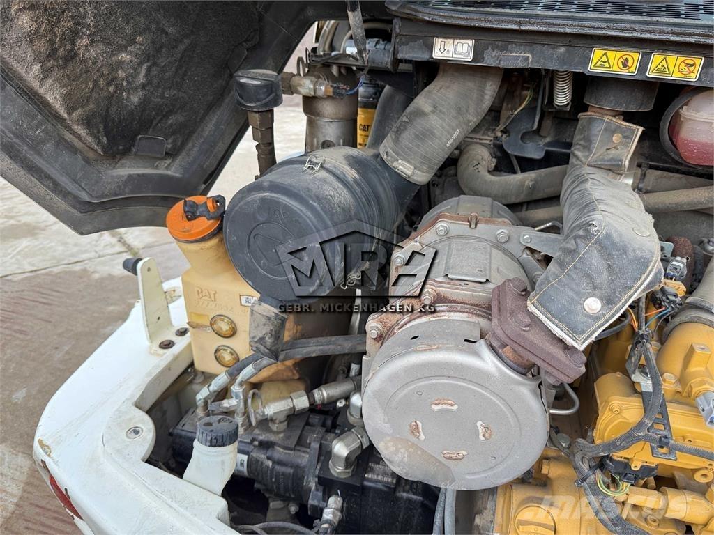 CAT 908M Колесни товарачи