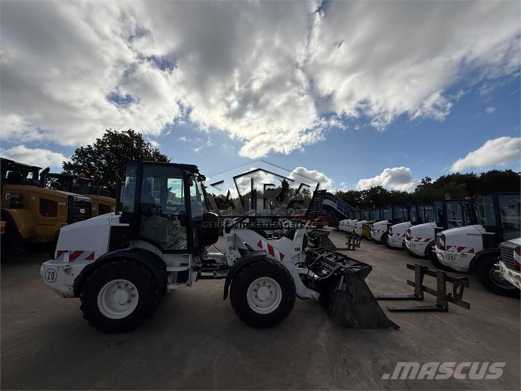 CAT 908M Колесни товарачи