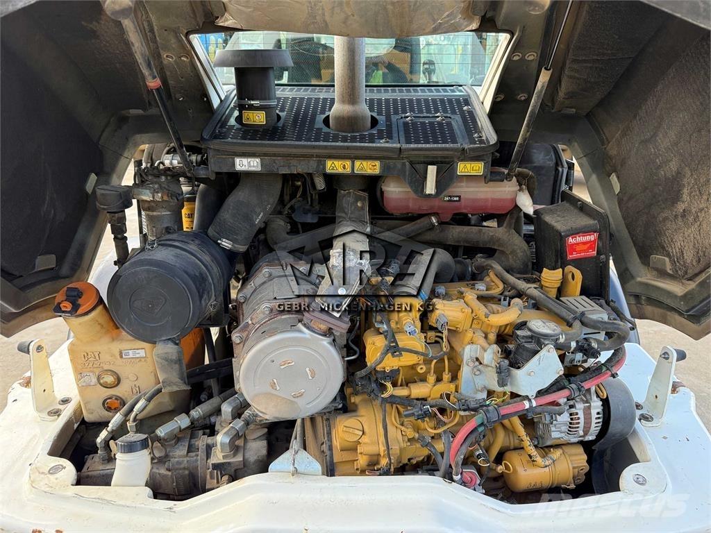 CAT 908M Колесни товарачи
