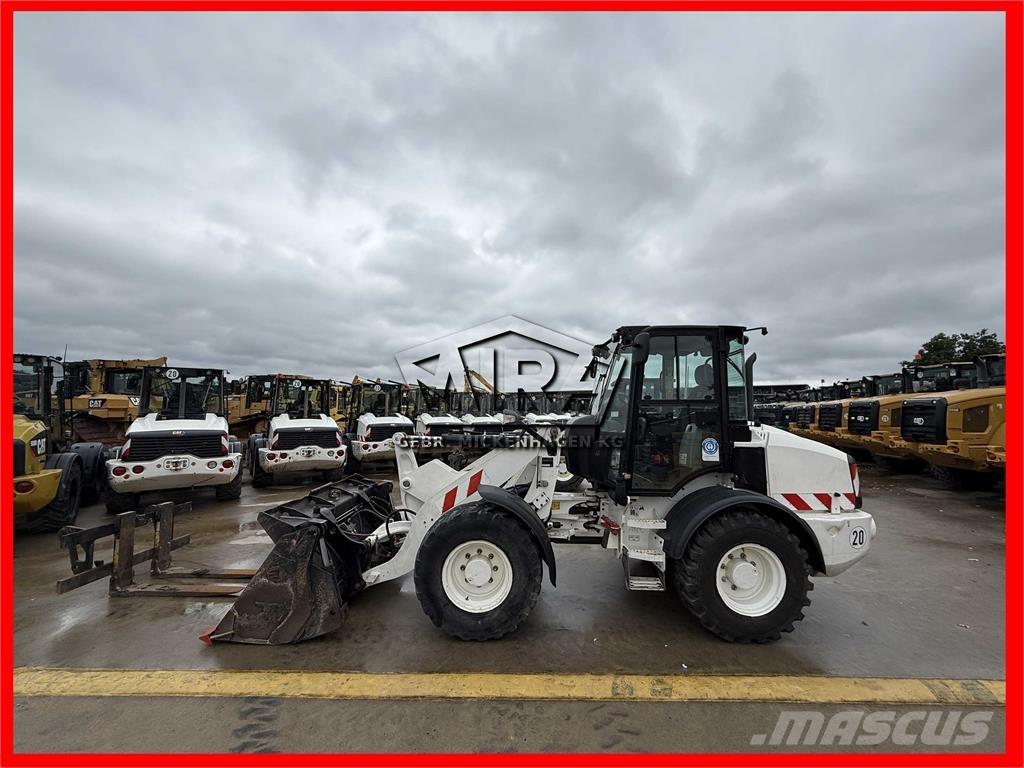 CAT 908M Колесни товарачи