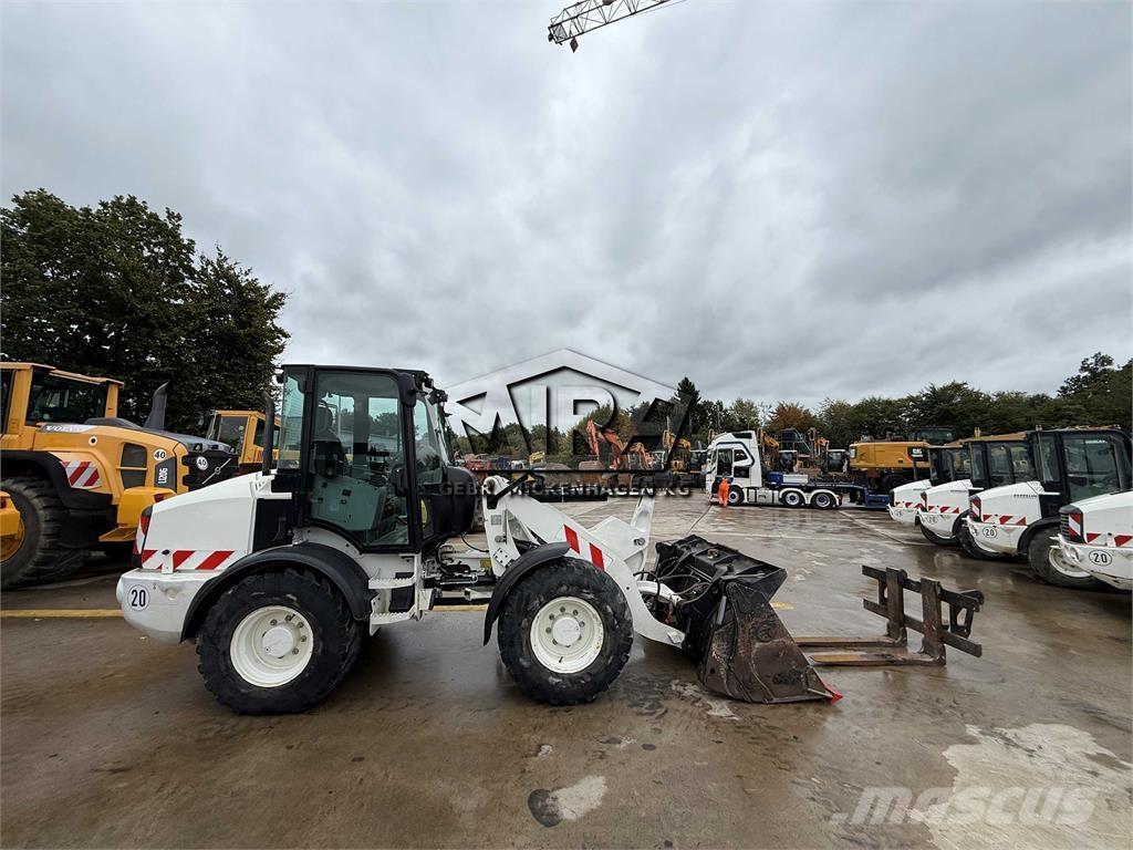 CAT 908M Колесни товарачи
