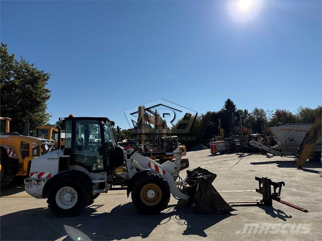 CAT 908M Колесни товарачи