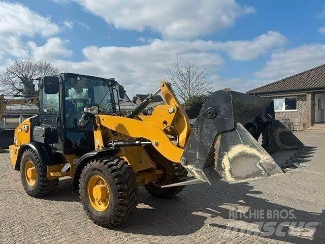 CAT 906 Колесни товарачи