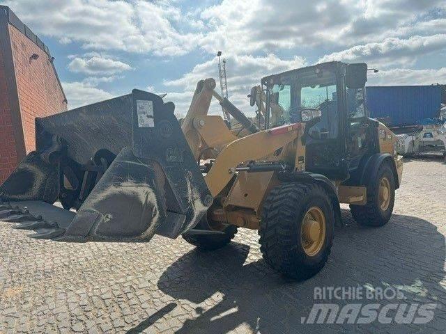 CAT 906 Колесни товарачи