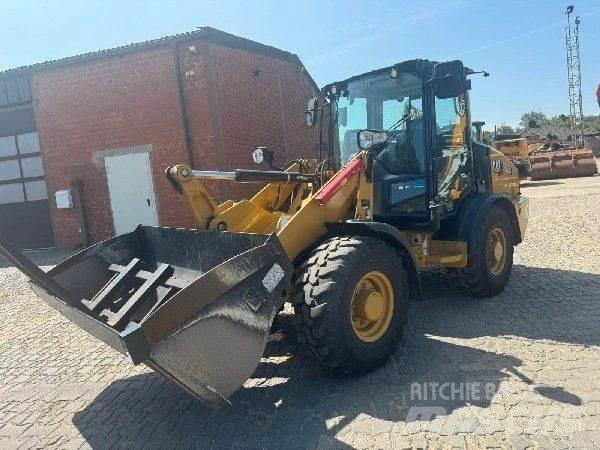 CAT 906 Колесни товарачи