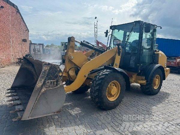 CAT 906M Колесни товарачи