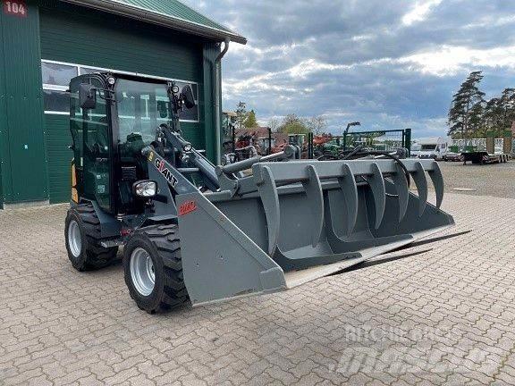 GiANT G2200 HD Челни товарачи и багери