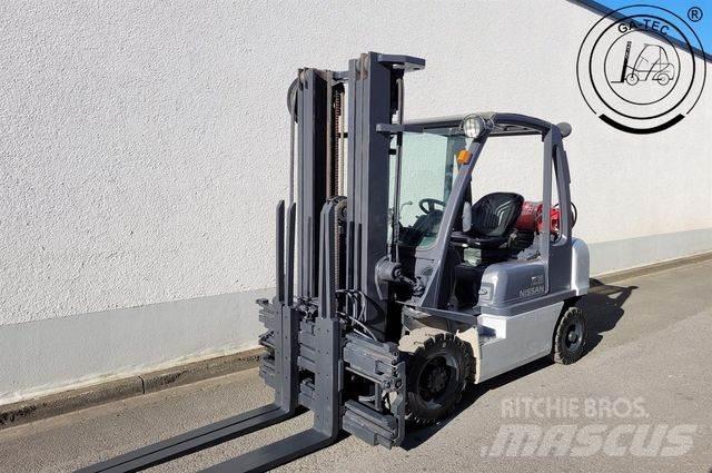 Nissan U1D2A25LQ Камиони с АГУ