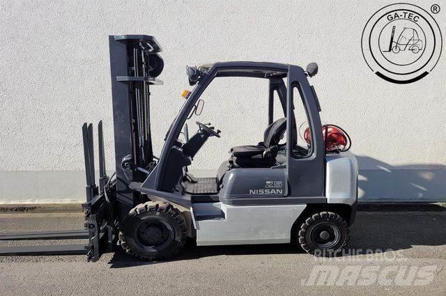 Nissan U1D2A25LQ Камиони с АГУ