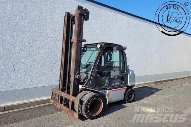 Nissan YG1D2A320 Дизелови камиони