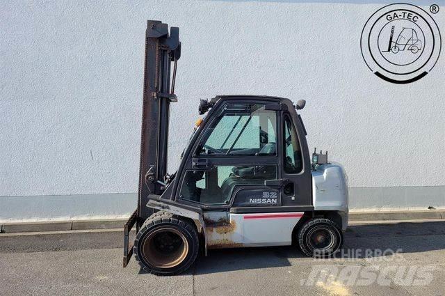 Nissan YG1D2A320 Дизелови камиони